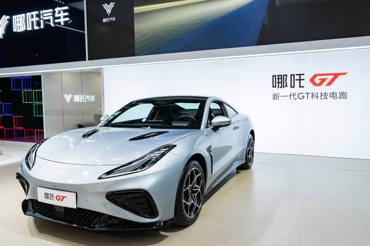 深圳210哪吒汽车在智能汽车领域的表现，领途汽车在新能源汽车市场中的影响力